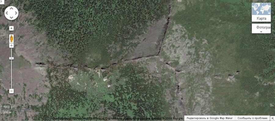 С вершины горы, в разные стороны как трехконечная звезда расходятся каменные стены. У этих стен есть название: Бащелакский хребет. Изображение с гугл-карт