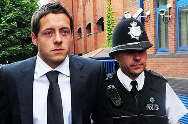 Футболист в сопровождении полиции