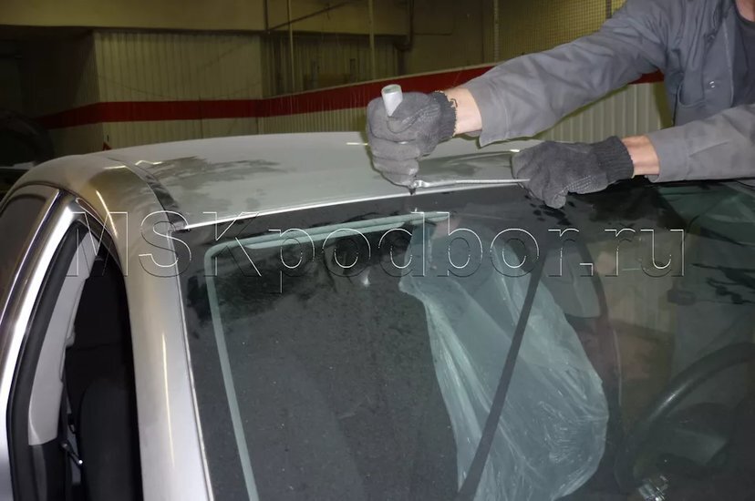 Срезка вклеенного стекла ножом для срезки