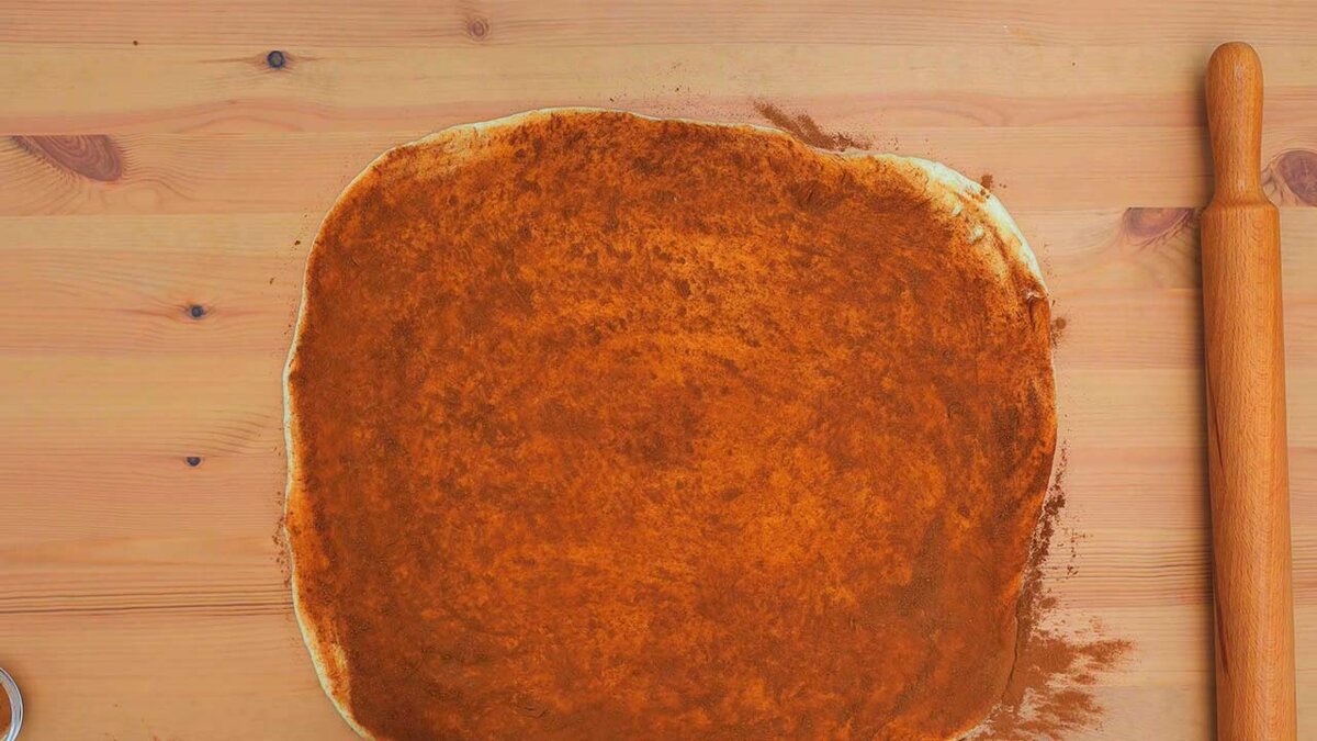 Равномерно посыпаем раскатанный лист теста корицей