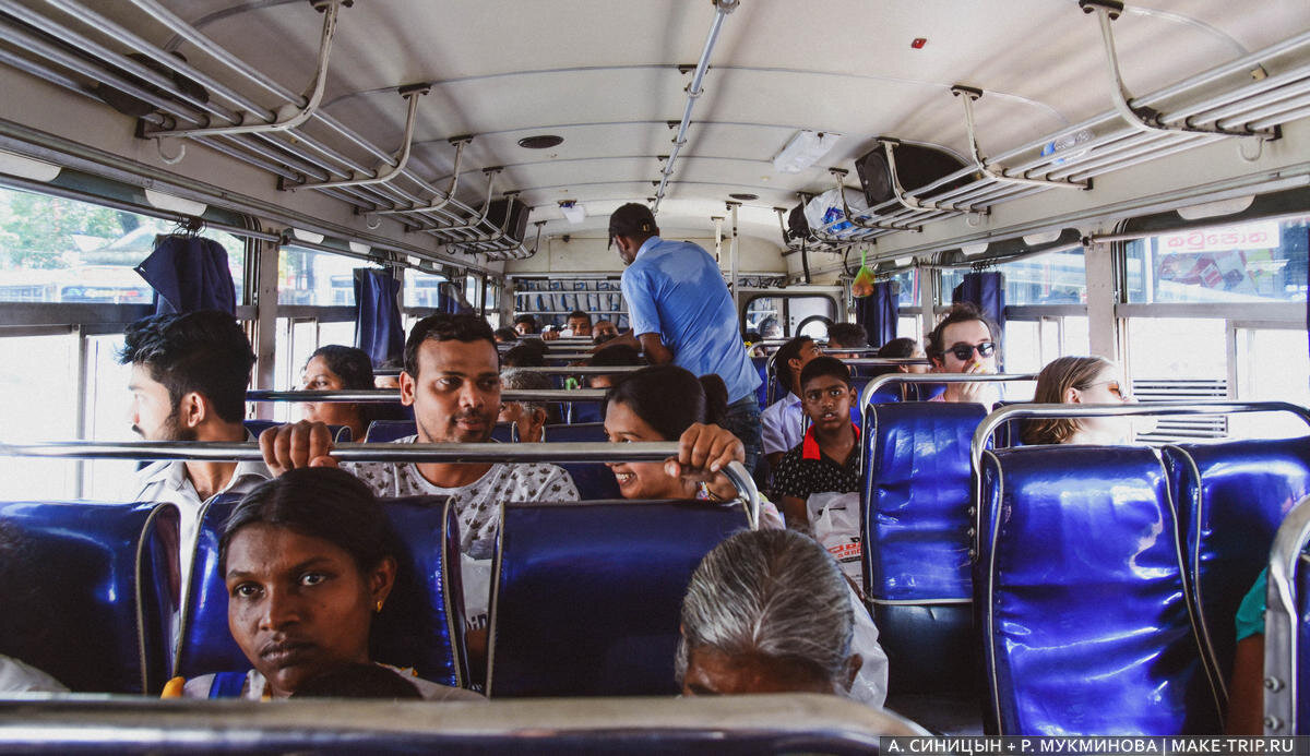 В ланкийском автобусе. В этой модели по три места слева и два справа.