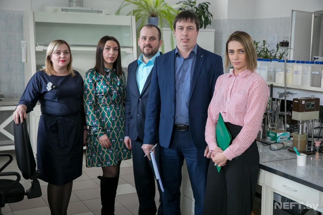 Специалисты новой службы: (слева направо) заведующая лабораторией буровых растворов Вера Терещук, инженер по буровым растворам и специальным жидкостям Татьяна Гутина, ведущий инженер СПЖ Денис Довыденко, заместитель начальника ТУ по СПЖ Антон Богомолов, заместитель начальника цеха буровых растворов Илона Дубовец
