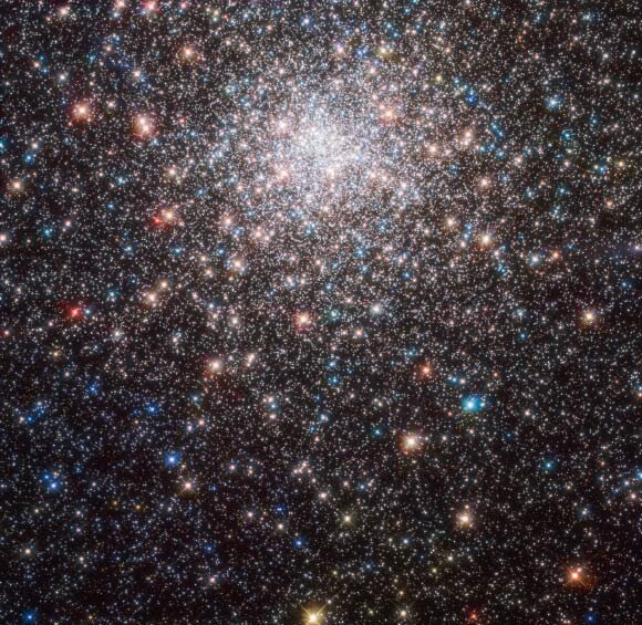 Так увидел телескоп «Хаббл» шаровое звездное скопление Мессье 28. © ESA / Hubble & NASA, J. E. Grindlay et al.