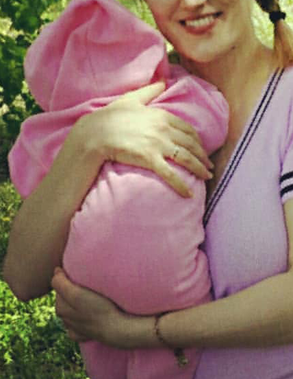 Гуляем мы с дочкой каждый день.Есть, конечно дни, когда фиг соберешь, хрен  договоришься и шиш куда дойдешь. Так вот, через пару  дворов от дома расположены цепочкой восемь цветочных павильонов. Вернее они уже там давно, это мы к ним подселились.Кстати, я предполагаю между ними все-таки конкуренции  нет, продавцы такие  дружные, обычно сидят на лавочках смеются, курят. Признаюсь, внутри я  бывала  редко, и скажу честно, мне вообще не нравится  выбирать и покупать цветы, начинаю дергаться, кажется, что тебя  неопытно и  нагло  торопят. Торговцы красотой  и счастьем женщины, вот и  пусть лучше мужчины с ними  договариваются.  Не суть! И вот этот каждый раз, с чего  собственно  начала, я, чтобы  не наворачивать маленькие прогулочные круги, делаю большой-овальный. Все довольны,  дочь сладко спит,  мать  катит и  пыхтит. Я обычно прохожу мимо этих торговых точек на приличном расстоянии, спасаясь от неожиданно появляющихся машин,велосипедистов. Но стоит мне поравняться с одним из них , как слышу : "Игрушки для детей, идемте". Я обычно в своих мыслях, но на всякий случай отрицательно машу головой. Возмущаюсь. Ну какие игрушки?! Она наверно не мне кричала или плюшевый медвежонок может изменить мою ситуацию и вернуть мне с десяток лет?! А может, она думает, что я специально маячу перед ее носом, и скромно не решаюсь спросить о гигантском мягком друге для моей малютки?!Срочно, разграничить в цветочных  магазинах, товары для самых маленьких детей, для тех, кто по-прежнему считает себя ребенком, и взрослых. Спец. магазины вам помогут. 