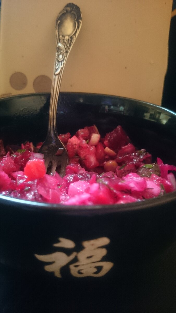 Готовый винегрет в тарелке - аппетитно выглядит, а на вкус просто пальчики оближешь!