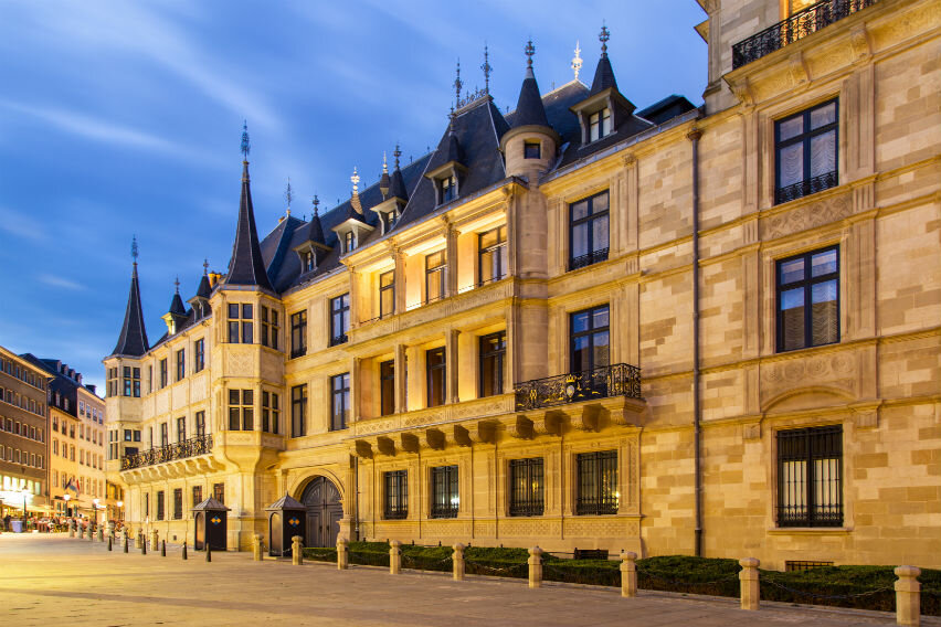 Люксембург – крохотное европейское государство, «малый город», как переводится его название с немецкого языка. Однако сами жители величают его не иначе как «великим герцогством».-2