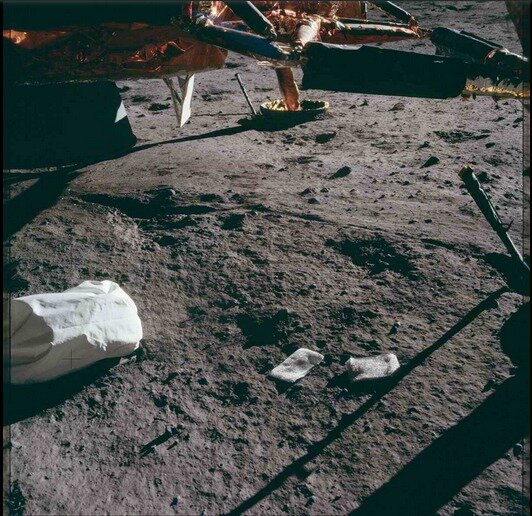 Кое-какой мусор на месте прилунения «Аполлона-11». Фото: NASA 