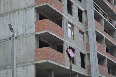 Открываем всё тот же Градостроительный кодекс Статья 49 пункт 5: «Предметом экспертизы являются оценка соответствия проектной документации требованиям технических регламентов, в том числе санитарно-эпидемиологическим, экологическим требованиям, требованиям пожарной и иной безопасности». То есть государственная экспертиза проекта направлена в первую очередь на проверку безопасности проживания в задании и безопасности самого здания для окружающей среды. Поэтому в гос.экпертизу проекта входят не все требования нормативной документации и СНиП. 