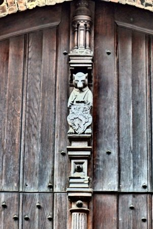 Тотем на воротах. Источник: яндекс картинки.