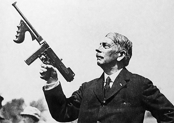 Томпсон с пистолетом-пулеметом собственной конструкции