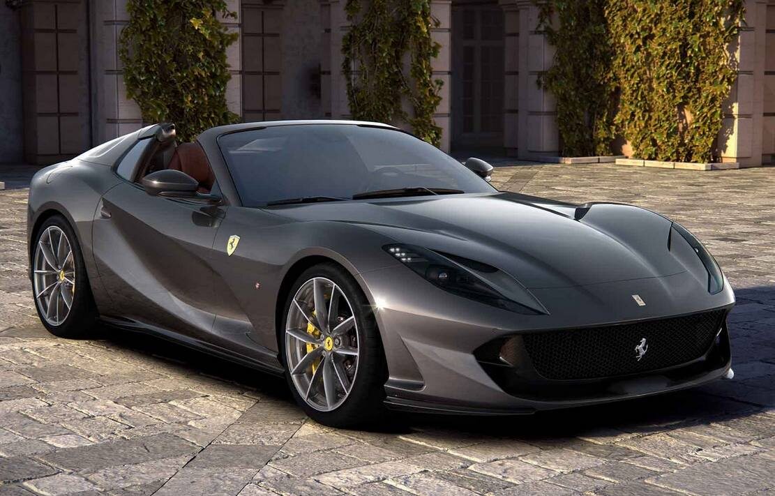 Хищный нос скрывает 789-сильный V12 