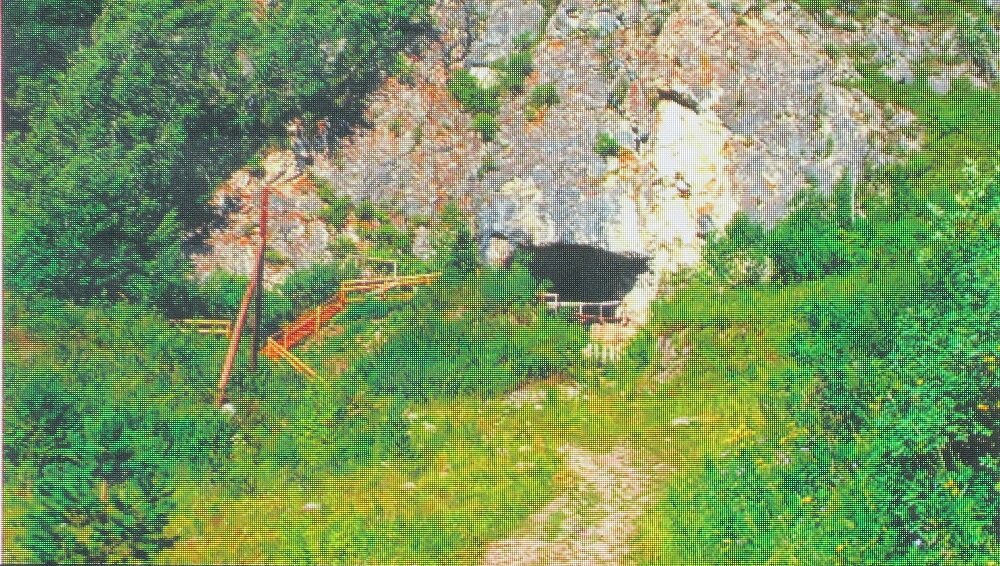 Вход в Денисову пещеру.