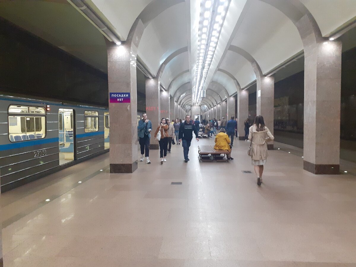 По конструкции станция является колонной трёхпролётной мелкого заложения. 