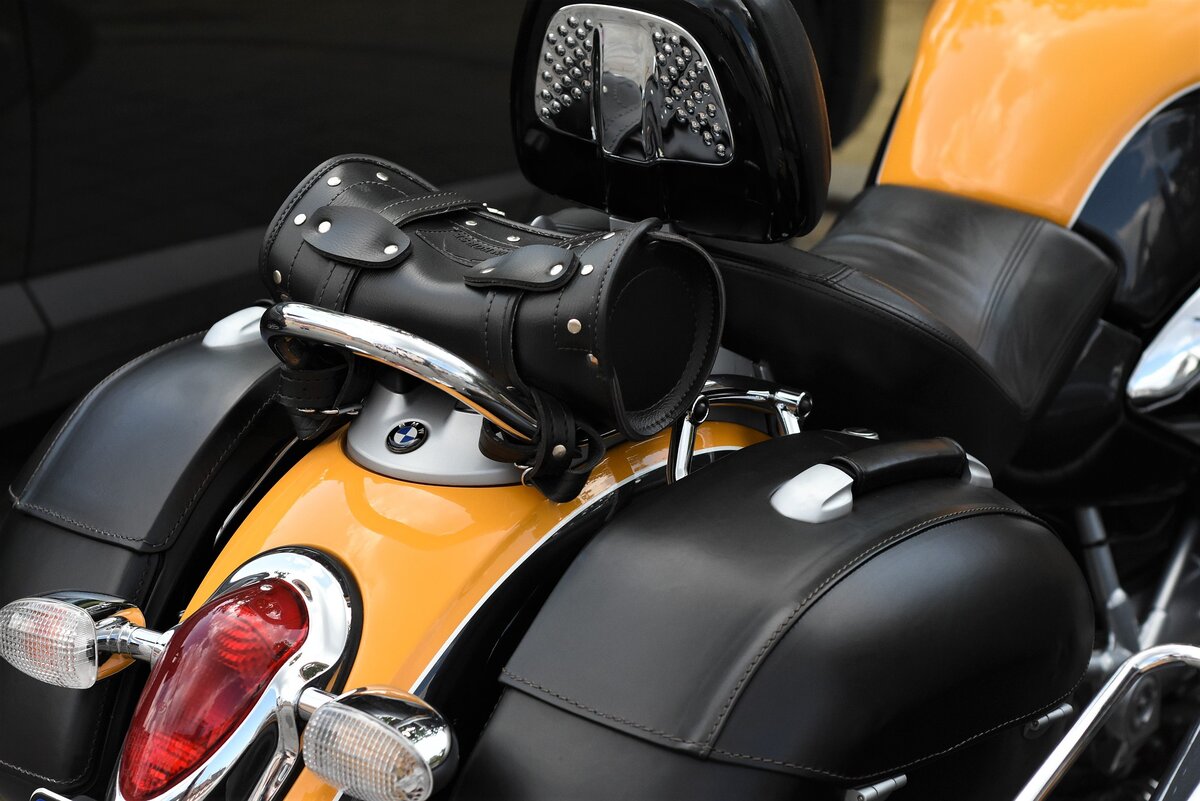 https://pixabay.com/photos/bmw-motorcycle-machine-classic-4384520/