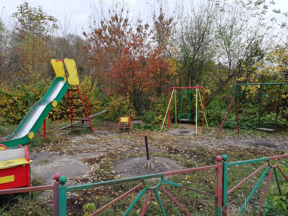 особенно страшно, что площадка находится на обрыве, и вот этот штырь...