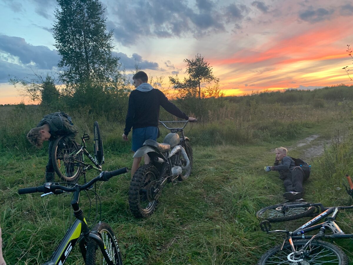 Помогаю ребятам с велосипедом) 