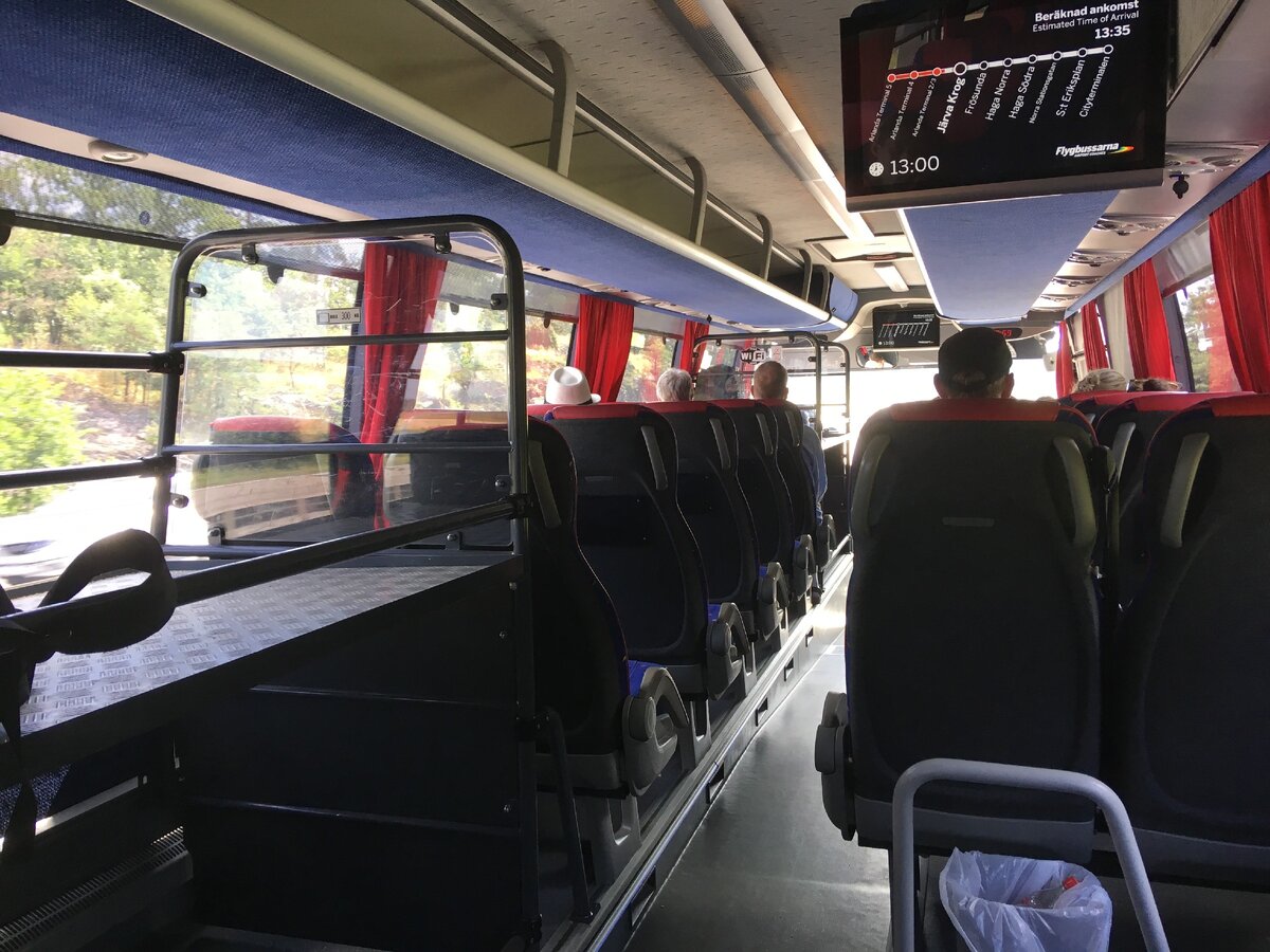 есть даже отдельная полка для багажа