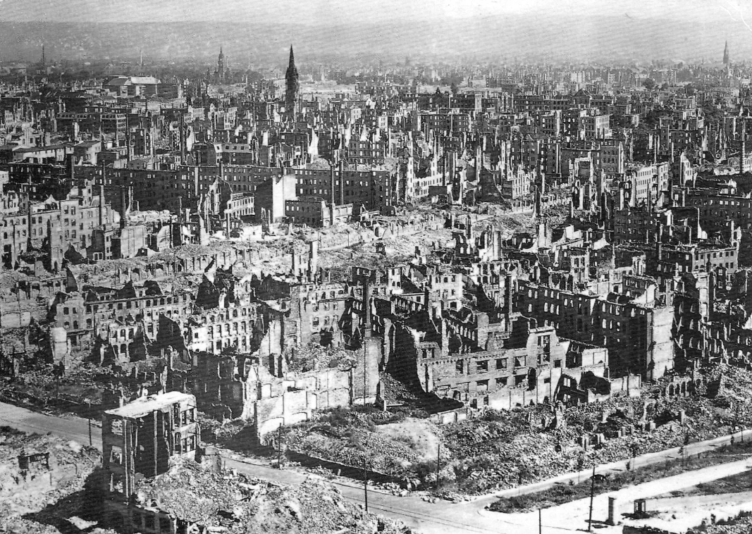 Немецкие города после войны. Дрезден бомбардировка 1945. Дрезден после бомбардировки 1945. Ковровые бомбардировки Дрездена. Разрушенный Дрезден 1945.