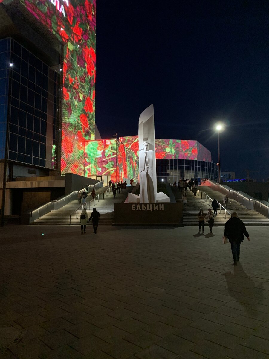 У входа в музей памятник-барельеф с нашим героем