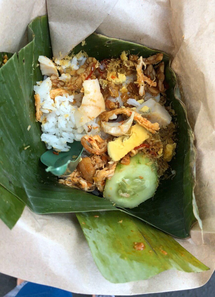 Этот Наси горенг мы ели в порту , он был очень острый!