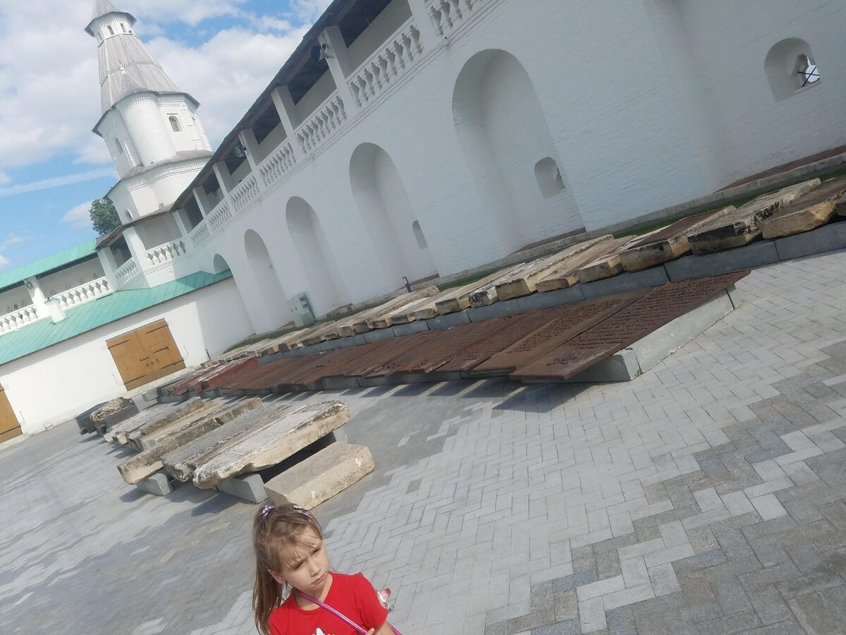 Количество надгробий до 100 не дотягивает