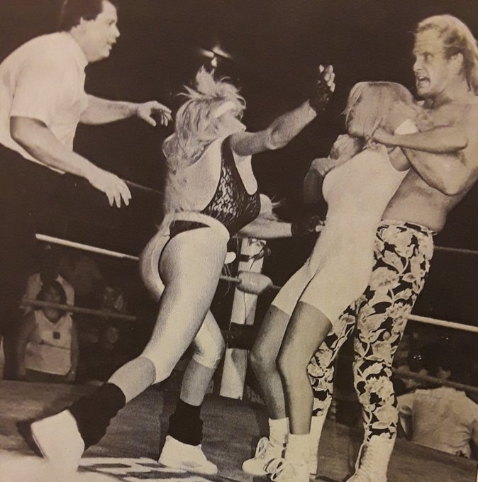 Стив Остин (крайний справа) оттаскивает Тони Адамс от Джини Кларк, 1990 год