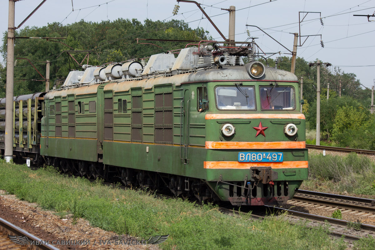 ВЛ80к-долгие годы был основным электровозом на переменном токе, серия вырезана подчистую, кроме сараев и нескольких музейных экземпляров. Ранние экземпляры (003,004) имели пробег 2600000 км и 2680000! Паспорта видел лично. Передал в музей. Фото сделано в Батайске. 12/08/2011
