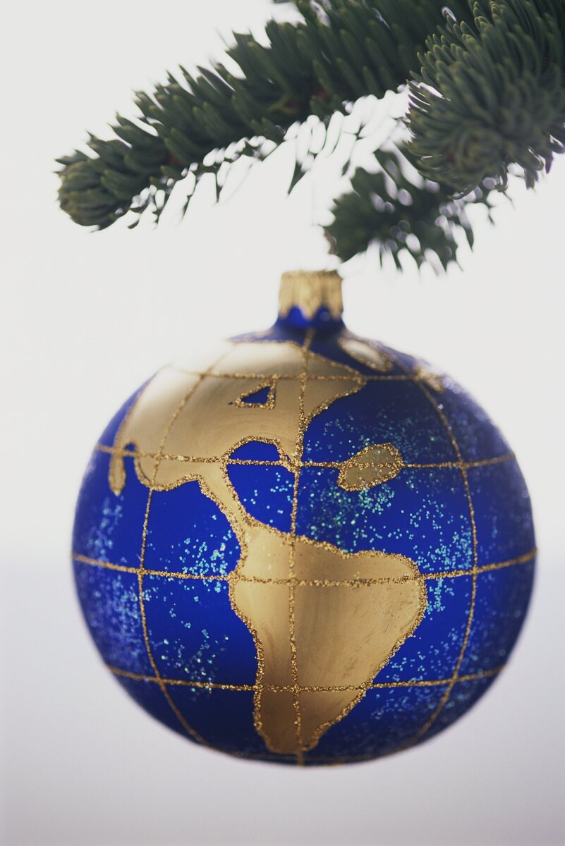 новый год в космосе. новогодние шары глобусы. планета зима. земной шар в виде новогодней игрушки. елочный шар планета земля.