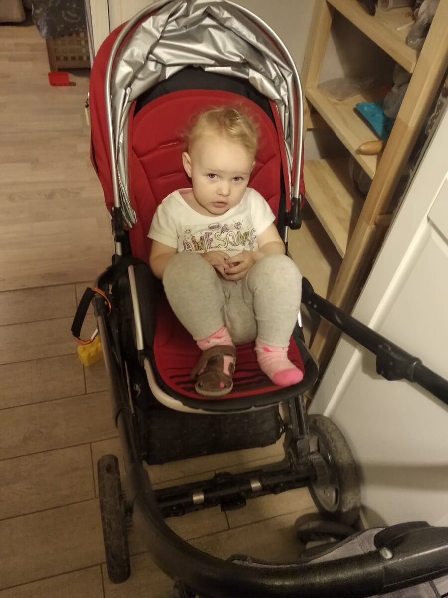 Малышка тоскует по любимой коляске. Не на улице покататься, так хоть дома посидеть.