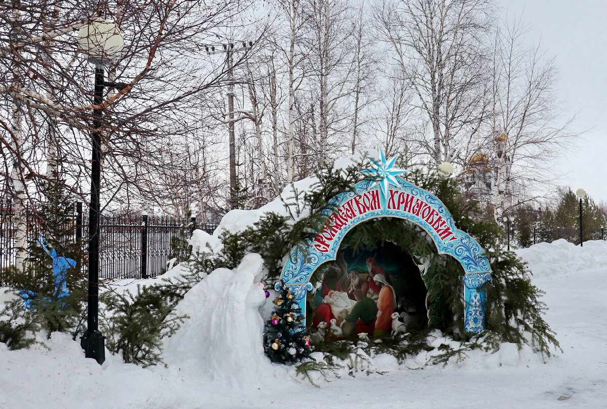 Рождественский вертеп перед храмом. 