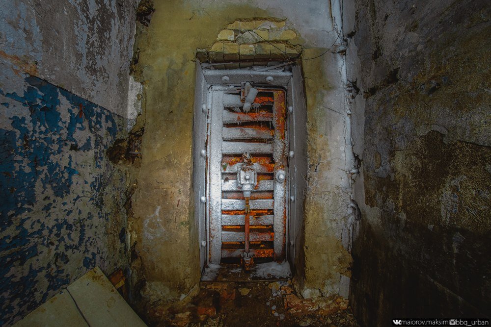 Давно забытый военными подземный радиоцентр. Все советское оборудование оказалось на месте!
