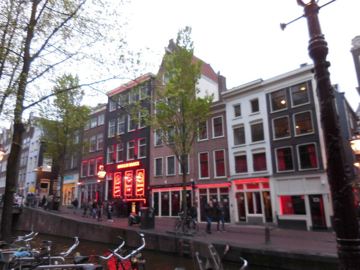 Примерно так же выглядит красная подсветка окон-витрин с девушками. Фотографий с самих улиц красных фонарей, сделанных «в упор», нет (кому надо, легко найдёт их в интернете)