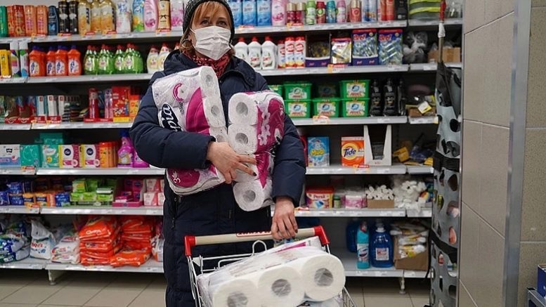 Оказывается, привычка запасаться всем необходимым на черный день пошла еще с советских времен. Об этом группа писателей под псевдонимом Александра Варго написала в рассказе «Зефир в шоколаде».

Стоит отметить, что с макаронами и крупами все понятно – они быстро уходят, особенно если на изоляции целое семейство. А вот с солью немного другая история.

В 2006 году в некоторых городах России распространились слухи о дефиците соли, в связи с чем россияне по максимуму запаслись привычным усилителем вкуса, а заодно крупами и макаронными изделиями.

В свою очередь и туалетная бумага скоро превратиться в новую валюту.