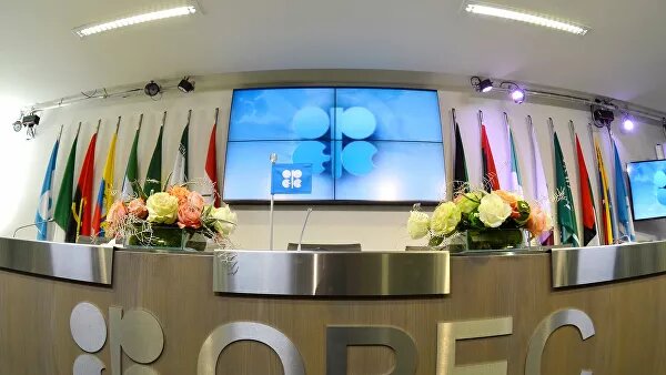 "Развернувшаяся на нефтяном рынке ценовая война — это война на истощение, в которой побеждает не тот, кто мощнее, а тот, кто способен дольше продержаться", — полагает Дэвид Фиклинг из Bloomberg.17 февраля, 08:00Коронавирус подкосил ОПЕК: Россия расходится с картелемС этой точки зрения аналитики признают позиции Саудовской Аравии довольно слабыми. Считается, что саудиты могут добывать нефть с рекордно низкими издержками — около трех долларов на баррель. Однако государственный бюджет страны, основанный на доходах от продажи черного золота, рассчитан на котировки в 85 долларов за баррель. То есть нефтяная отрасль сохранит рентабельность, но страна в целом очень быстро обанкротится."Посмотрите на бюджет — и вы поймете, что саудиты гораздо сильнее зависят от цен на нефть, чем Россия или США, — рассуждает Тайлер Дарден. — И они не могут сказать населению, что придется сократить потребление, — начнутся бунты"."Раздутый бюджет Саудовской Аравии указывает на производителя с очень высокими издержками, то есть одного из наименее устойчивых игроков, — соглашается Дэвид Фиклинг. — К тому же Эр-Рияд принимает участие в разорительном и жестоком военном конфликте в Йемене, а в пятницу, 6 марта, в Саудовской Аравии арестовали несколько членов королевской семьи по подозрению в госизмене".29 января, 08:00Бомба для ОПЕК: начинается новый передел мирового рынка нефтиКомментируя субботнее заявление Saudi Aramco о снижении цен, представитель властей Саудовской Аравии пояснил газете The Wall Street Journal, что это "элемент агрессивной кампании по захвату доли российского сегмента рынка". Однако пока больше всего от действий Эр-Рияда пострадали американские сланцевики.