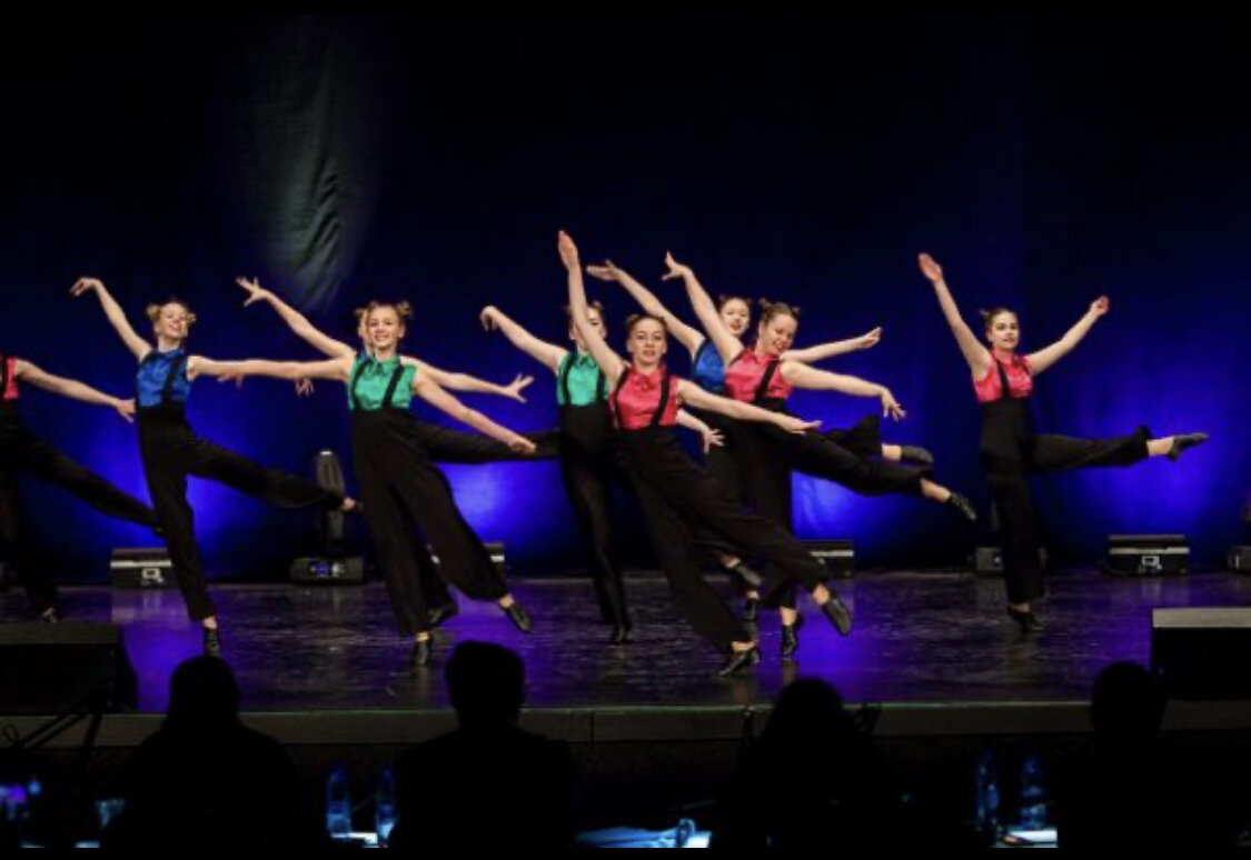 эстрадное представление участники которого постепенно. эстрадное представление участники которого постепенно. королевское эстрадное представление, 1999. спектакль на петроградке детский. представление на эстраде.