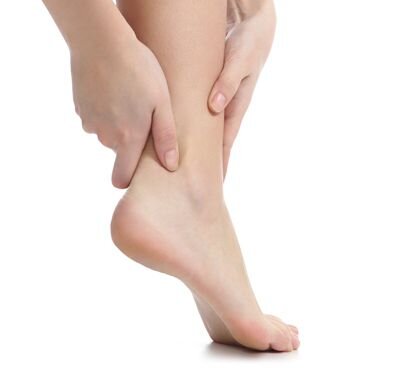 Боль в суставах, или артралгия (греч. arthron — «сустав» и algos — «боль») может наблюдаться при самых разных заболеваниях: обменных, ревматических, опухолевых, системных и острых инфекционных, эндокринных и ревматических. Поэтому ошибочно полагать (а так полагает подавляющее большинство людей, страдающих артралгиями и занимающихся самолечением), что боль в суставе непременно вызвана артритом. Здесь следует уточнить, что одних только видов артрита существует десятки, и далеко не все они имеют болевую симптоматику.

Суставная боль специфична в силу анатомии и физиологии узлового соединения двух косточек. Мешочек с синовиальной жидкостью расположен между костями для снижения осевых ударных нагрузок и обеспечения гладкого скольжения при работе сустава. Каждая кость покрыта своей соединительной тканью, к которой крепится огромное количество сухожилий. Они образуют прочные стенки соединения без кровеносных сосудов внутри капсулы.

Боль в суставах вызывается раздражением нервных окончаний, идущих от синовиальной суставной сумки (капсулы), а раздражителями могут выступать токсины, кристаллы солей (ураты натрия или калия), аллергены, продукты аутоиммунных процессов, остеофиты и другие воспалительные компоненты. Чаще боль появляется в кровеносных сосудах, обильно покрывающих суставную сумку снаружи. Любая отечность капсулы приводит к пережатию сосудов и накоплению невыведенных токсинов.

Артралгия чаще всего является предвестником или симптомом другого серьезного заболевания, а может быть и самостоятельным недугом. По этой причине при болях в суставах любой интенсивности, но достаточной продолжительности, следует в обязательном порядке пройти медицинское обследование.