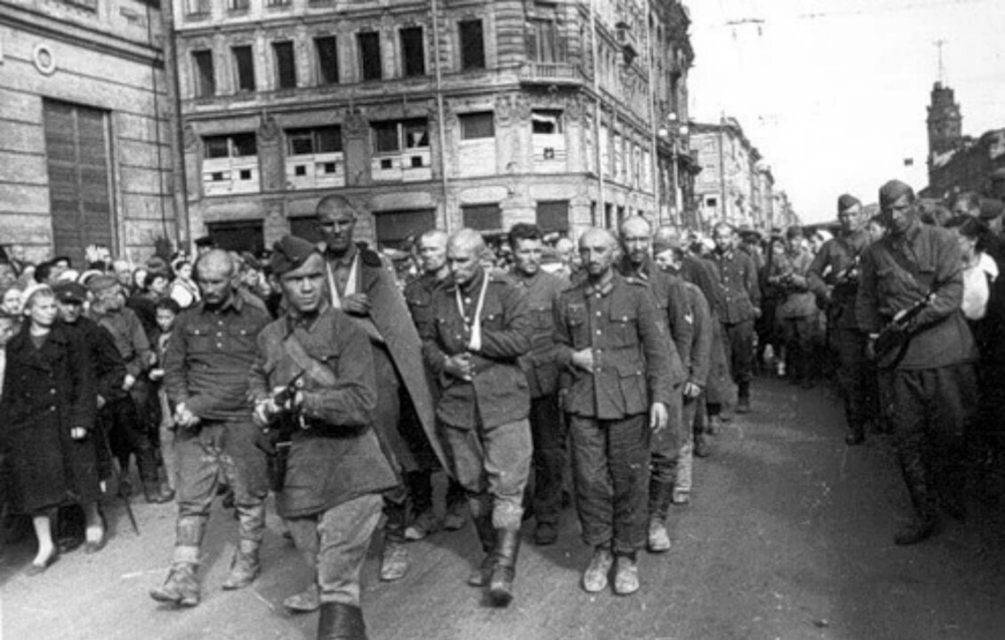 Пленных ведут по улицам Ленинграда в 1942 году. Легко заметить, что не у всех немецкие мундиры