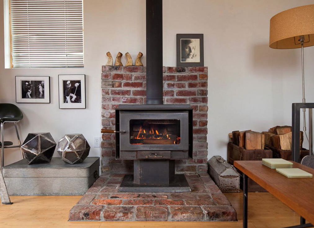 Есть даже камин! 