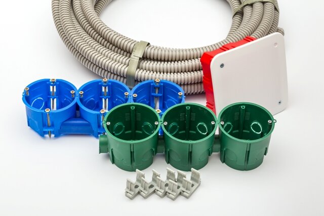 При ремонте квартиры отдельное внимание нужно уделить грамотной разводке проводки. Если вы упустите этот момент возможно появление массы неудобств, типа нехватки розеток или их размещение за мебелью, слишком малого числа осветительных приборов или неверная схема освещения. Неважно делаете ли вы ремонт проводки своими руками или наняли специалистов – эти советы вам пригодятся в любом случае.