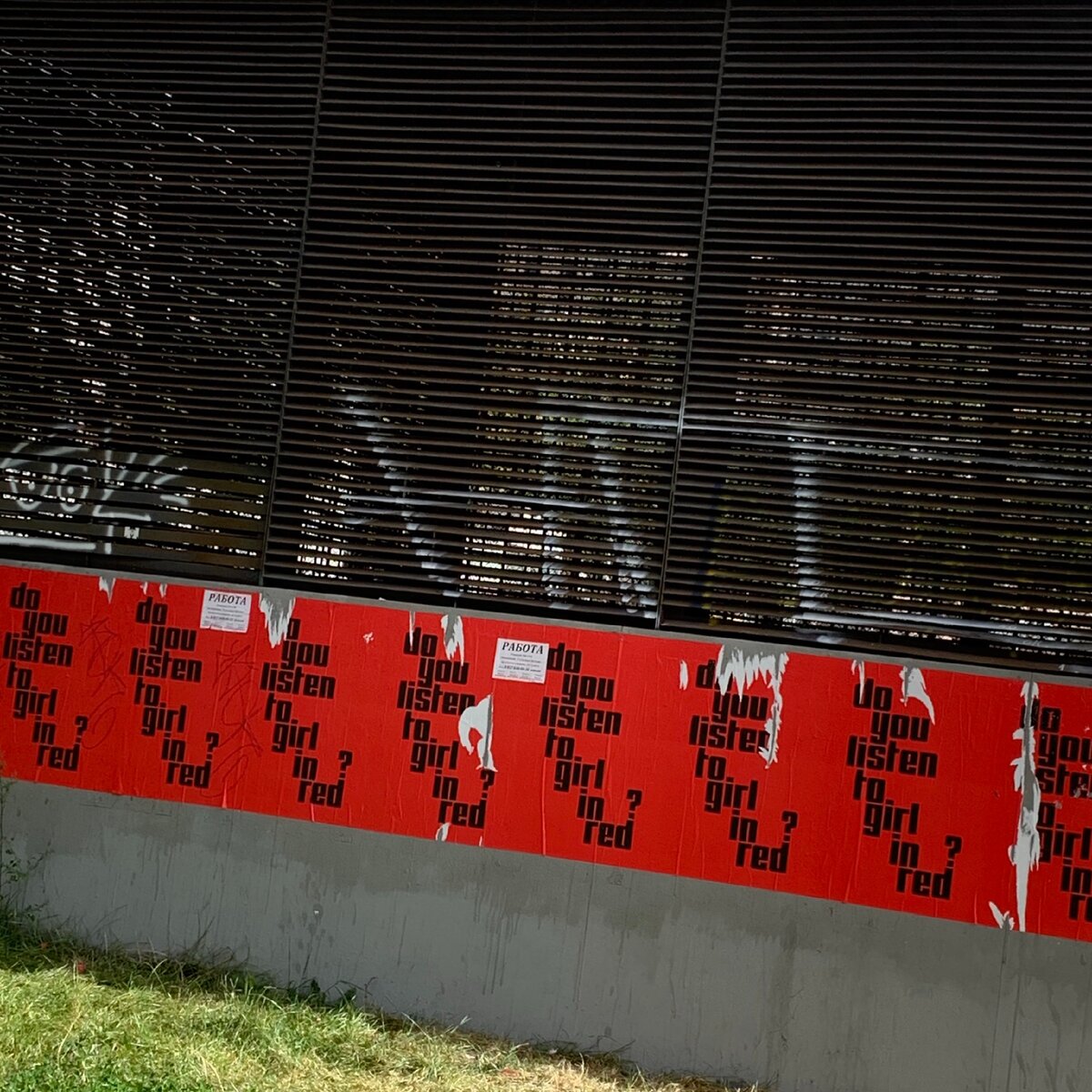 плакаты "do you listen to girl in red" на Белорусском вокзале, Москва 2020
