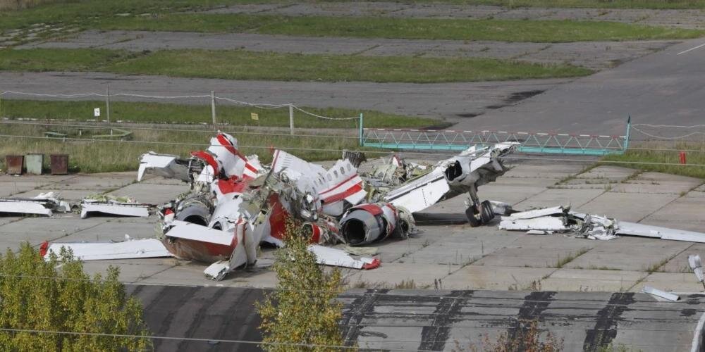 Остатки самолёта президента Польши Леха Качиньского. Фото: ruposters.ru