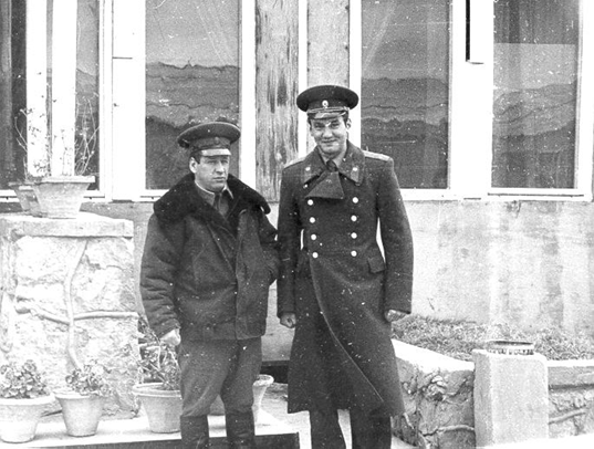 Командир 70 омсбр полковник Шатин и А. Имамбаев (справа)
