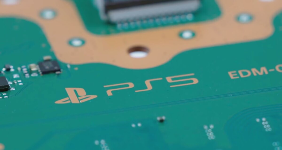 Материнская плата консоли PS5 (фото: кадр из видео на youtube.com)