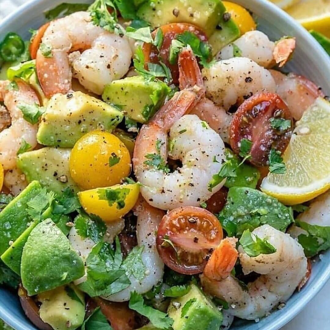 Салат с креветками и авокадо