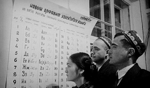 В Узбекистане об этом спорят уже четверть века. Письменность здесь со сменой алфавита менялась три раза. Напомним историю узбекской письменности с незапямятных времен и до наших дней.-3