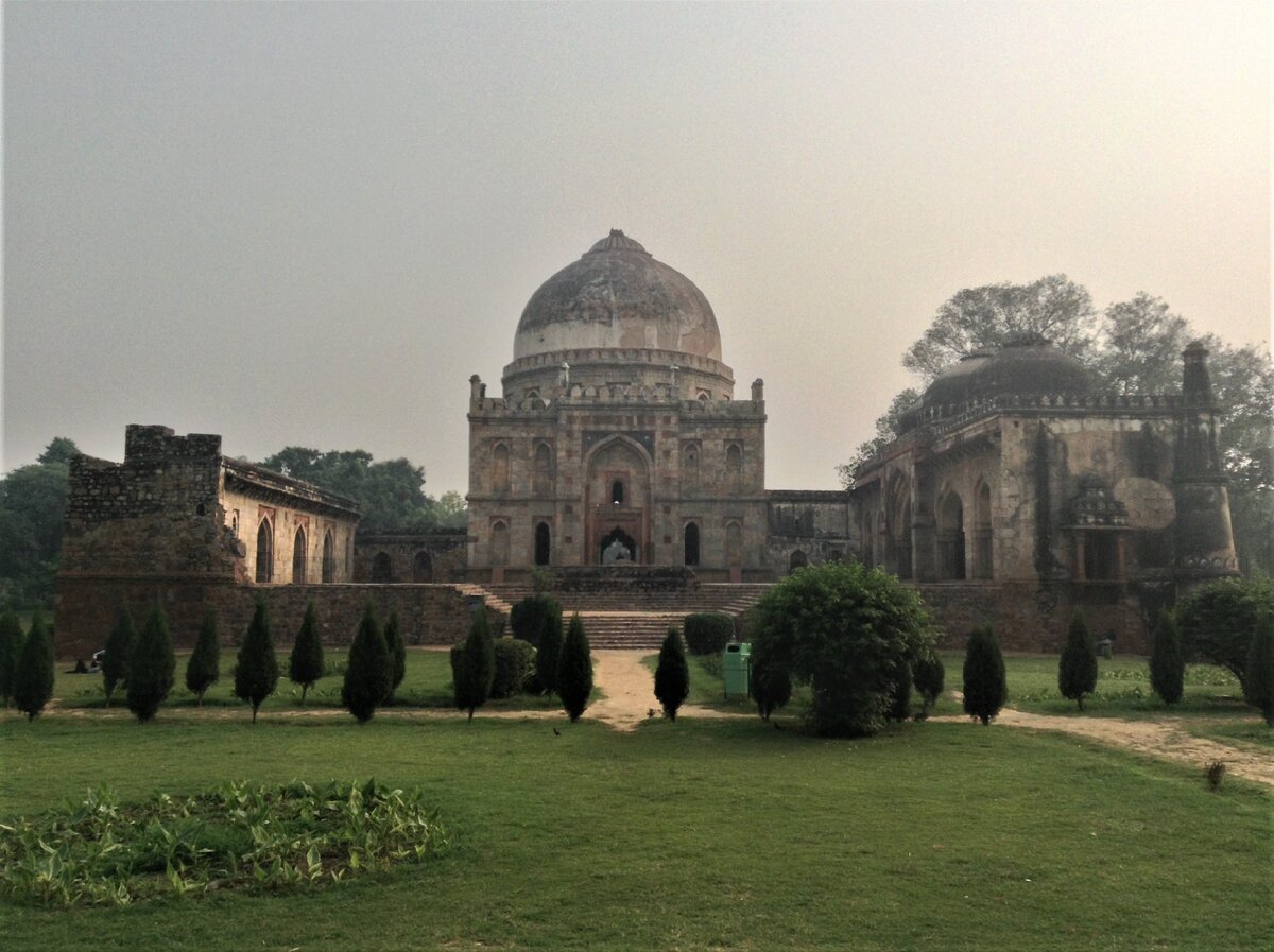 Бара Гумбад / Bara Gumbad ( букв. "большой купол") - гостевой дом и мечеть построенные в 1490г.