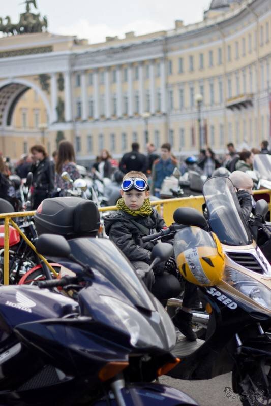 Тысячи мотоциклов всех типов, марок и цветов, под управлением своих брутальных хозяев двухколесной лавиной прошивают город, поражая воображение и завораживая взгляд!