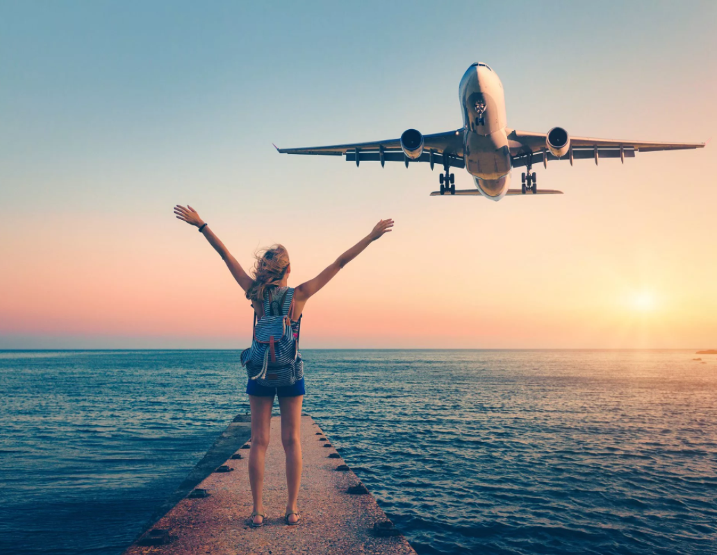 Девушка в самолете. Самолет над морем. Девушка улетает на самолете. Девушка на фоне самолета.