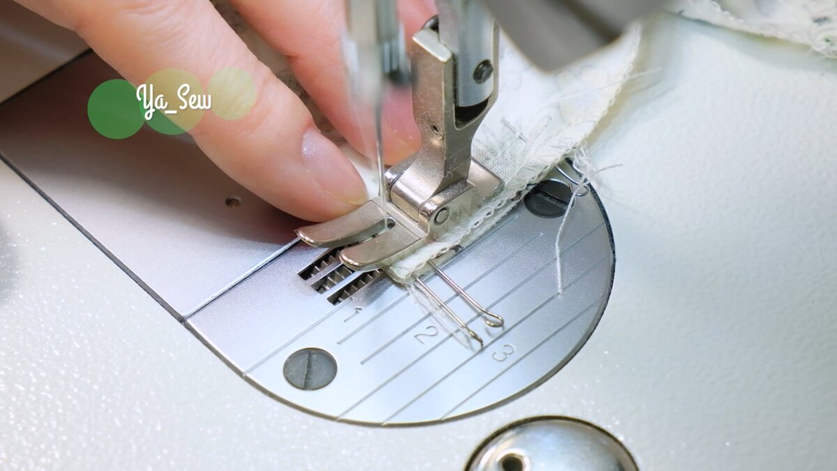 Стачать центральный срез обтачки и срез спинки до метки.