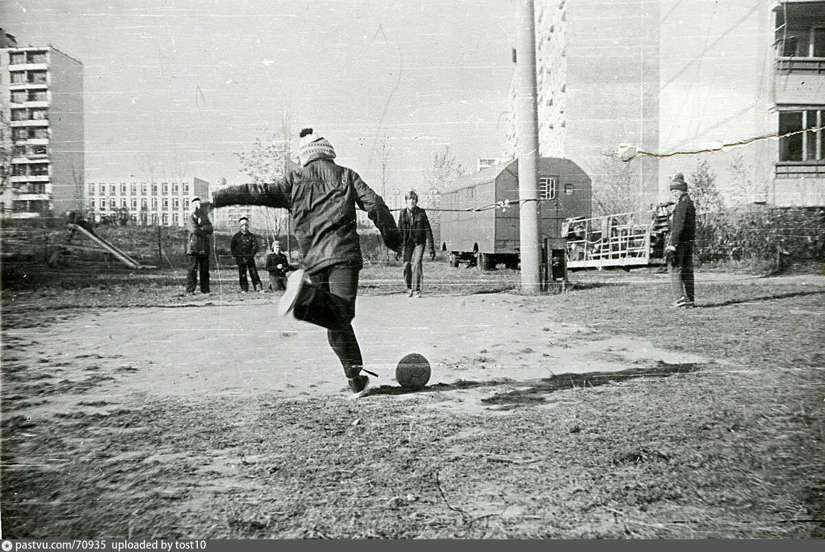 Этим советским детям очень повезло, что сегодня в их дворе не заявились гопники, но так было далеко не всегда и не везде, источник: https://pastvu.com/70935